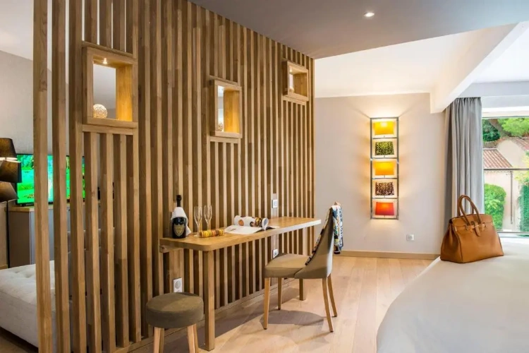 Suite with courtyard view