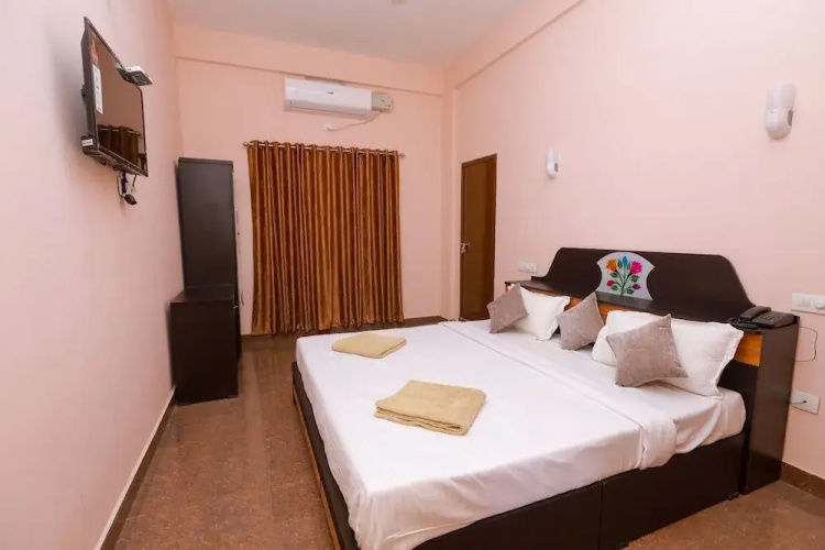 Adona Residency - Hostel