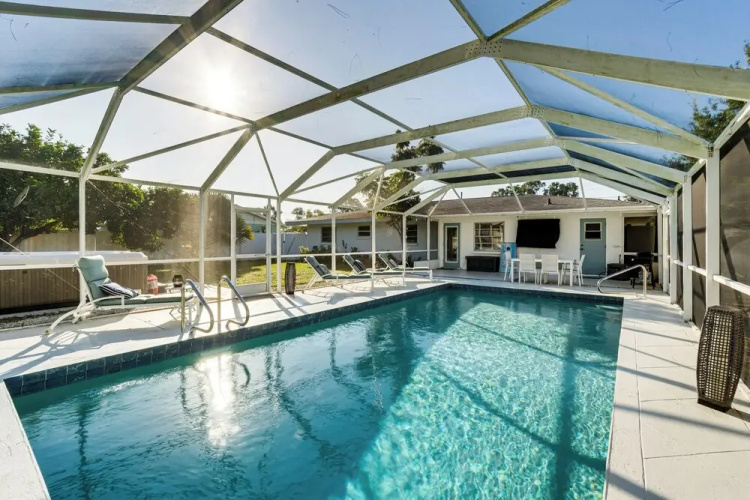 Sunny Sarasota Home w/ Pool Near Siesta Key Beach!