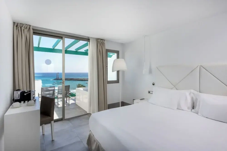 Deluxe room with balcony and with sea view