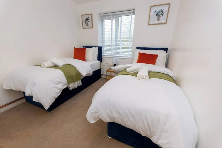 Charming 5-bedroom Townhouse in Central Gloucester