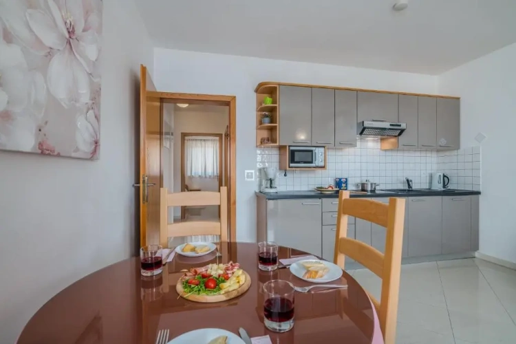 2 Bedrooms Apartment with balcony and with sea view