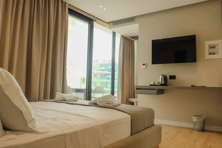 Standard Double room with partial sea view