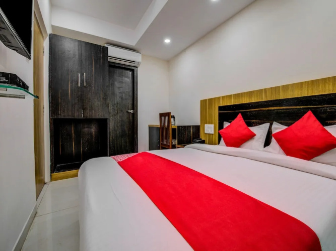 OYO 18542 Petals Inn