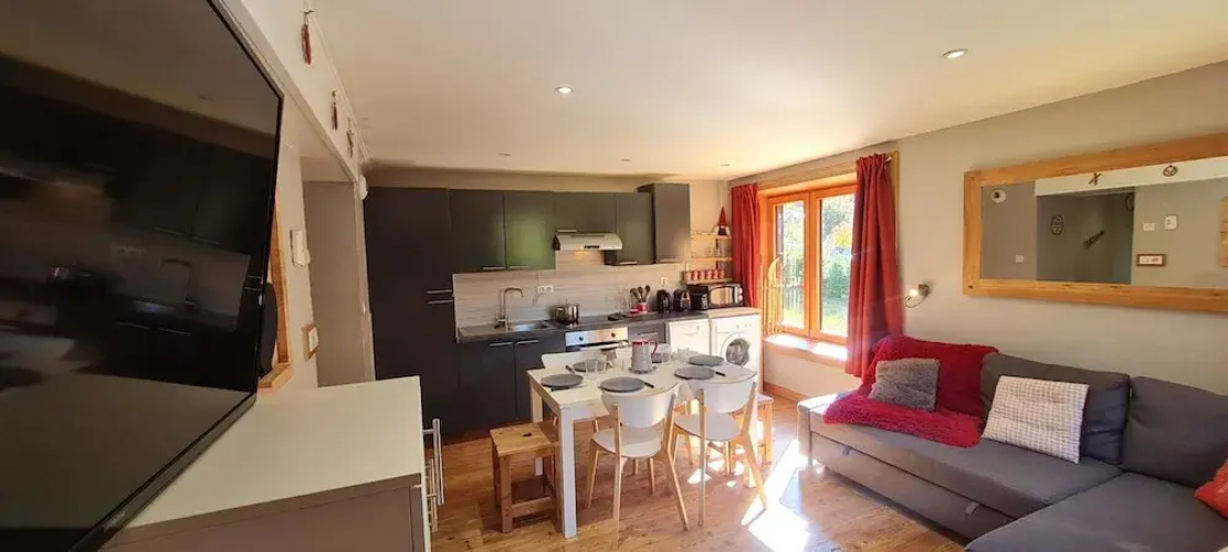 Alpine Apartment for 6 Guests