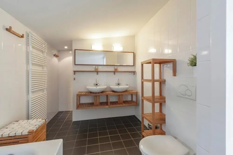 Beachside Apartment With Balcony