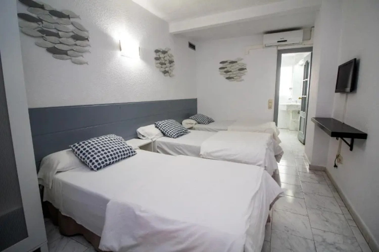 Standard Triple room