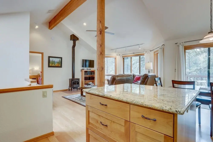 7 Cedar Private Cul-de-sac include Hot Tub with Forest View by RedAwning