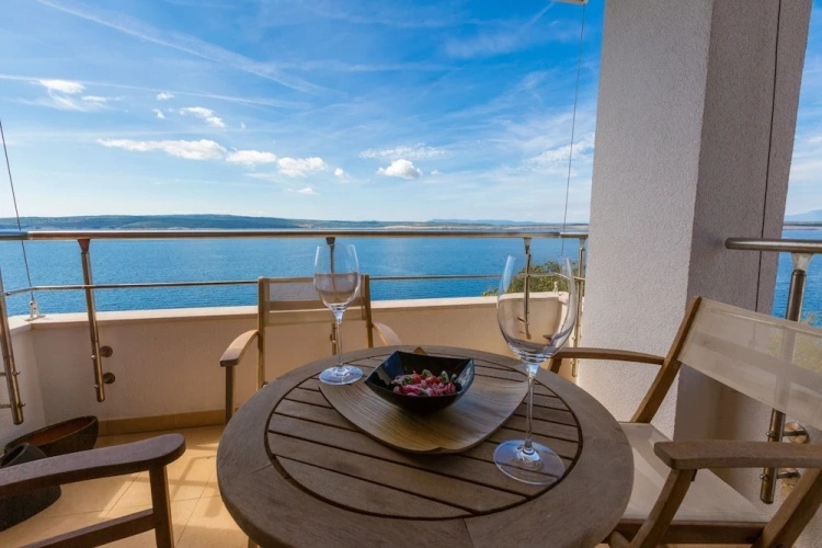2 Bedrooms Apartment with balcony and with sea view