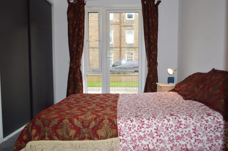 2 Bedroom Ground Floor Flat With Garden