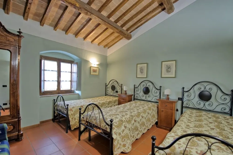 5 Bedrooms Villa