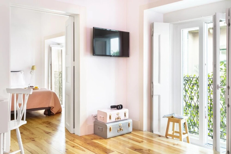 ALTIDO Chic 1BR Apt w/balcony close by Graça Viewpoint & tram stops