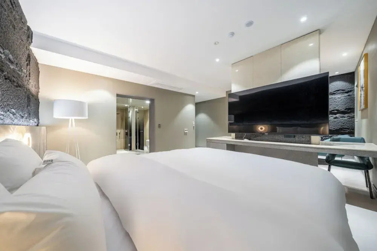 TheWall Hotel