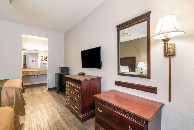 Bryant Inn & Suites