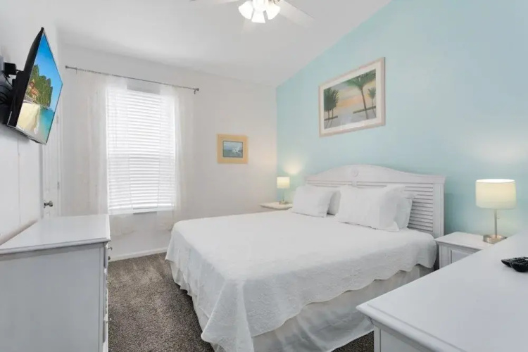 4 Bedrooms, 3 Baths, No Rear Neighbors 4 Villa by RedAwning