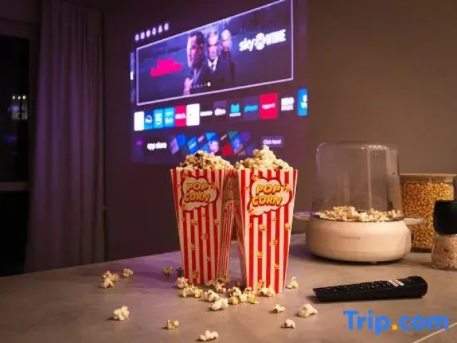 High standard + private cinema + close to Old Town