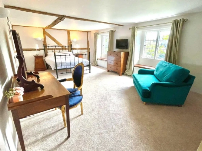 4 Bedrooms Cottage