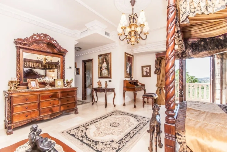 5 Bedrooms Villa