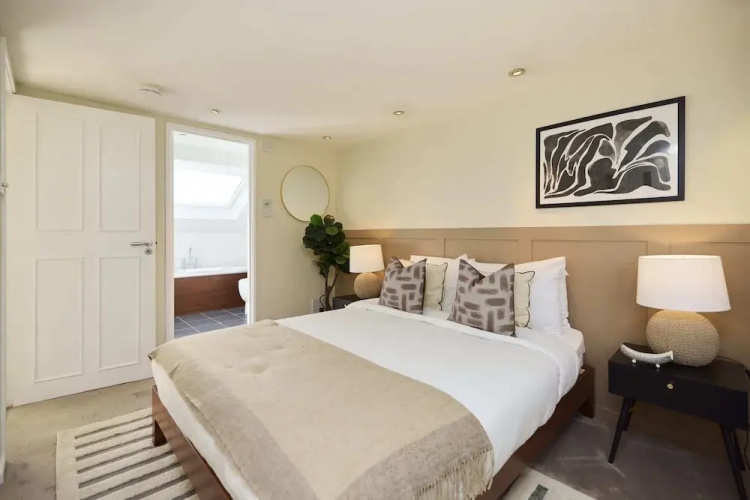 Chiswick Townhouse with Garden & Parking