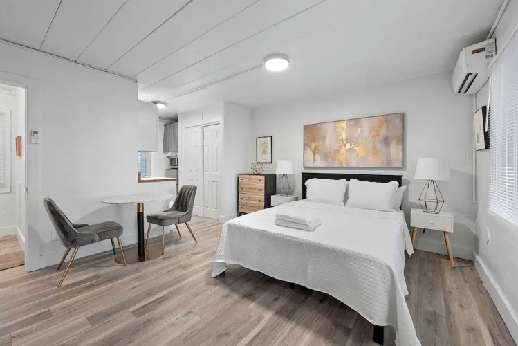Chic City Retreat 93E