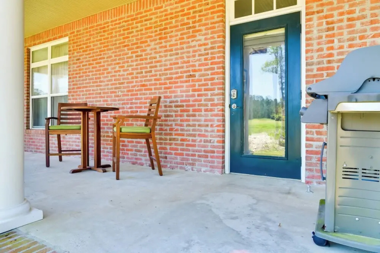 Spacious Springfield Home w/ Golf Course View!