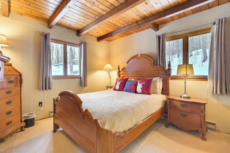 2 Mi to Schuss Mountain: Cozy Cabin w/ Deck