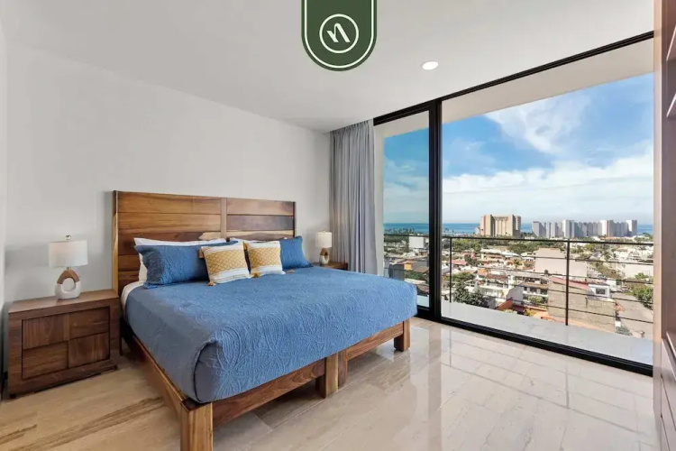 Corner 2 BR Condo - Rooftop Pool With Oceanview
