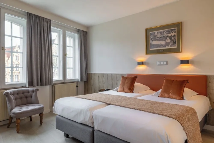 Standard Twin room with canal view