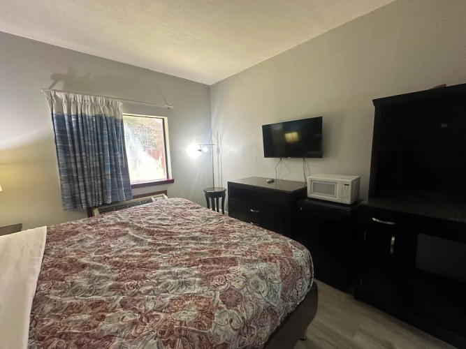 Budget Inn, Hwy 41