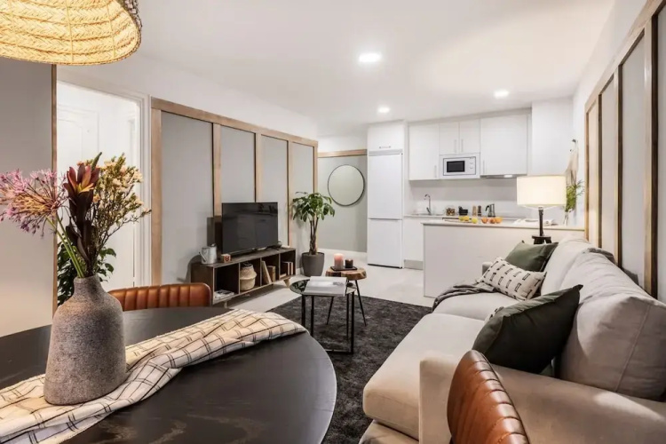 Beraldi - 1 Bedroom and Shared Pool in Trafalgar