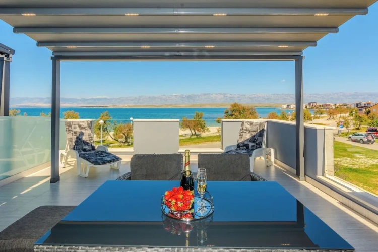 2 Bedrooms Apartment with balcony and with sea view