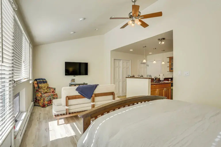 4 Mi to Vail Ski Resort: Cozy Getaway w/ Deck!