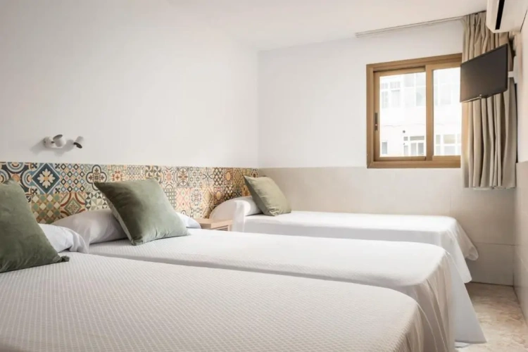 Standard Triple room