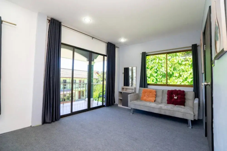 3 Bed 3 Bath Villa 400m to the Beach Sleeps 10