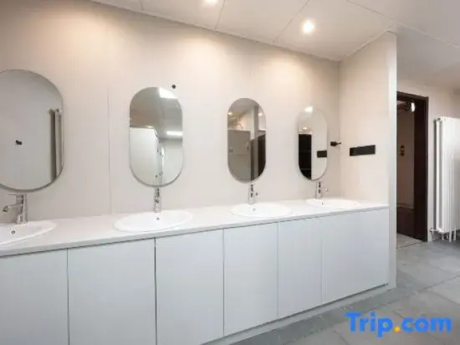 Huadeng · Green Train Youth Hostel