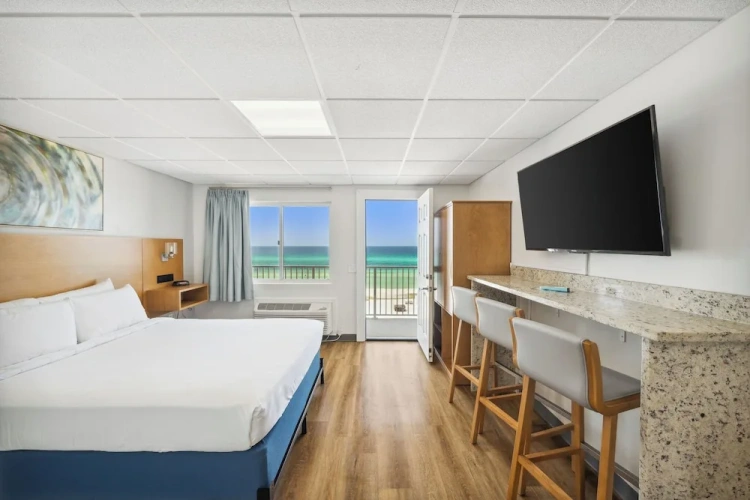 Classic Quadruple room with balcony and beachfront