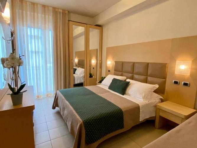 Standard Double room with partial sea view