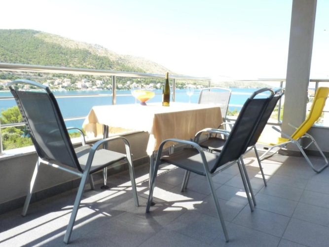 Apartment with sea view