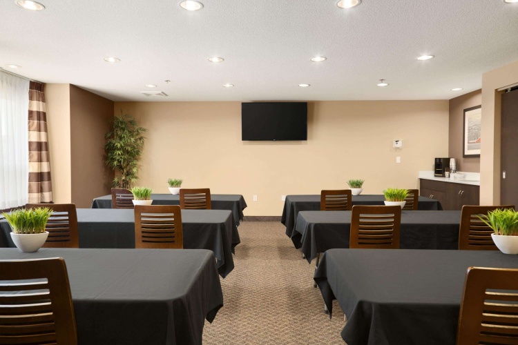 Microtel Inn & Suites by Wyndham Blackfalds Red Deer North photo 12