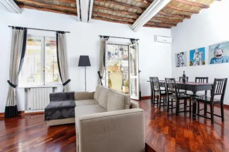 Pantheon Square Family Apartment