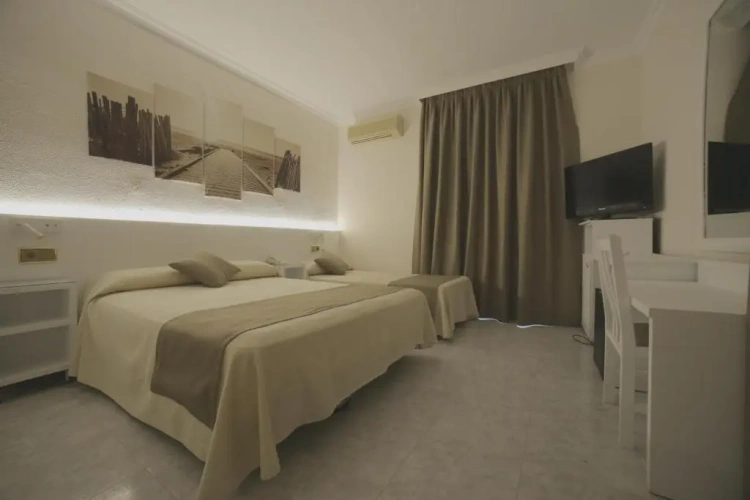 Standard Triple room with balcony
