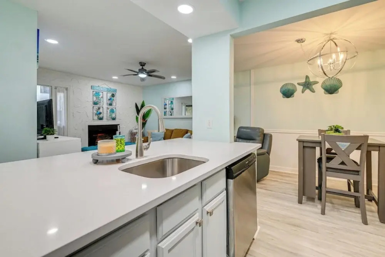 Cozy Myrtle Beach Getaway: 1 Block to Ocean!