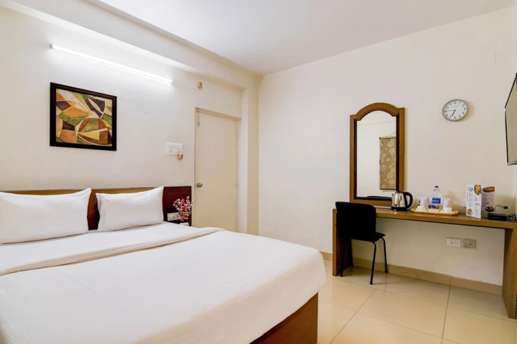 Deluxe Double room with city view