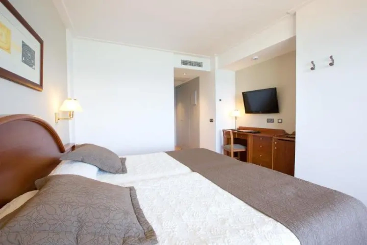 Standard Quadruple room with balcony and with partial ocean view