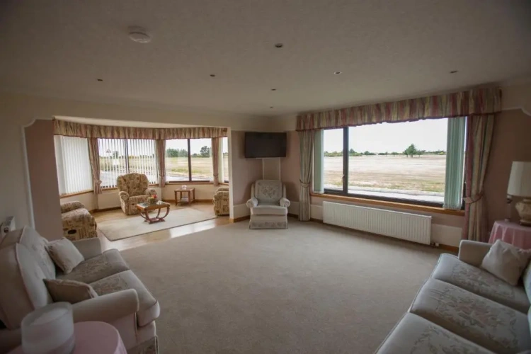 4 Bedrooms Cottage