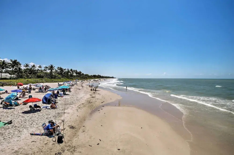 Upscale Naples Condo w/ Pool Access: Walk to Pier!