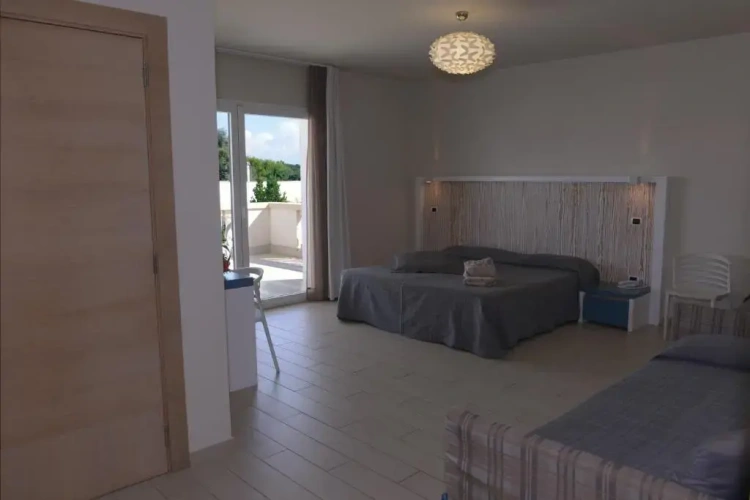 Standard Triple room with partial sea view
