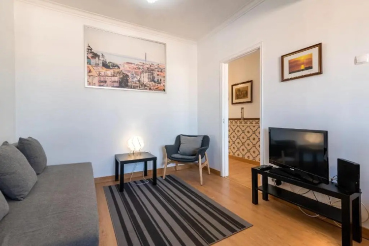 Bright Flat for 6 in Central Graça by GuestReady