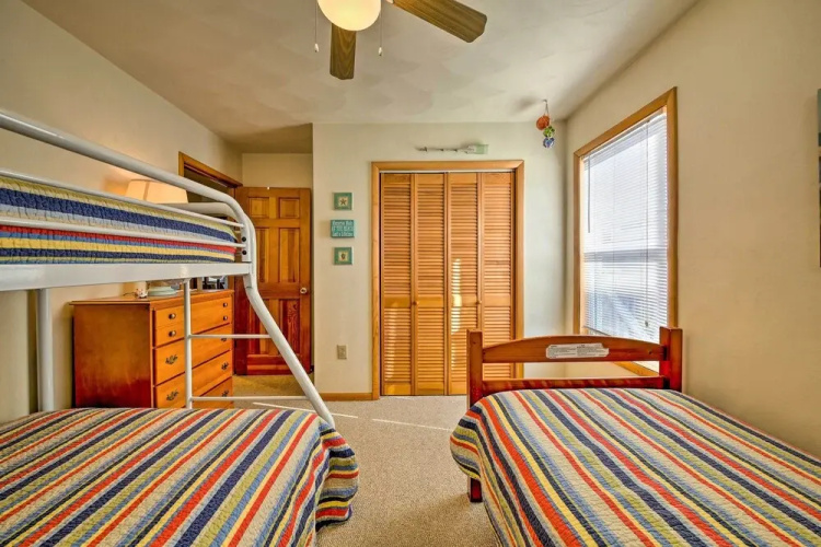 Boat Dock & Kayak: OBX Getaway on the Harbour