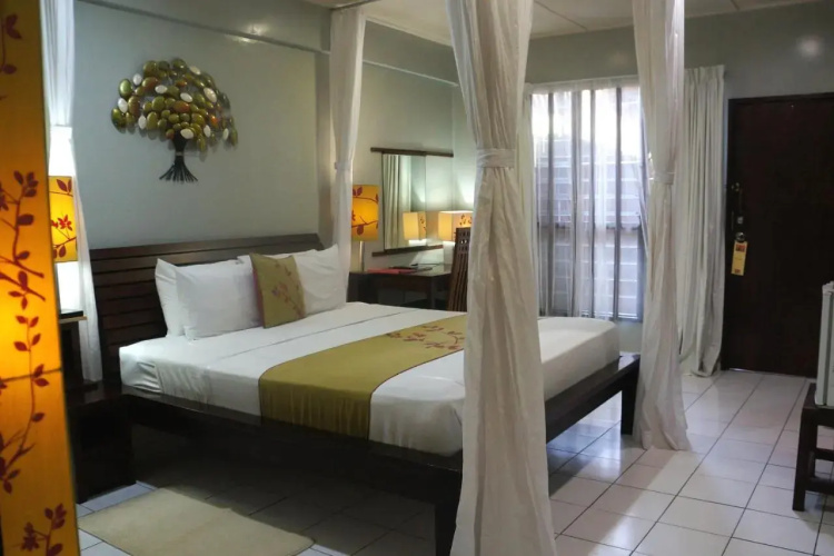 Raintree Lodge